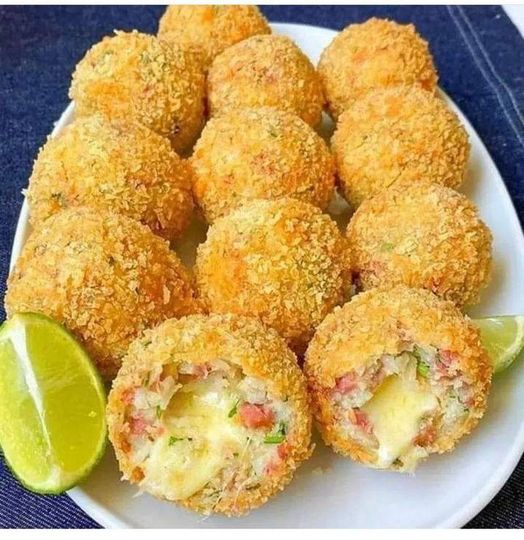 Bolinho de arroz com queijo e calabresa