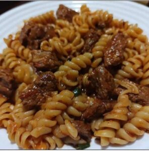 Macarrão com carne de panela