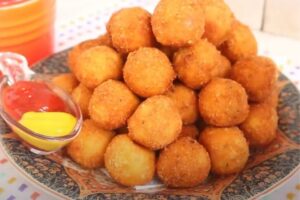 Bolinho de frango com queijo